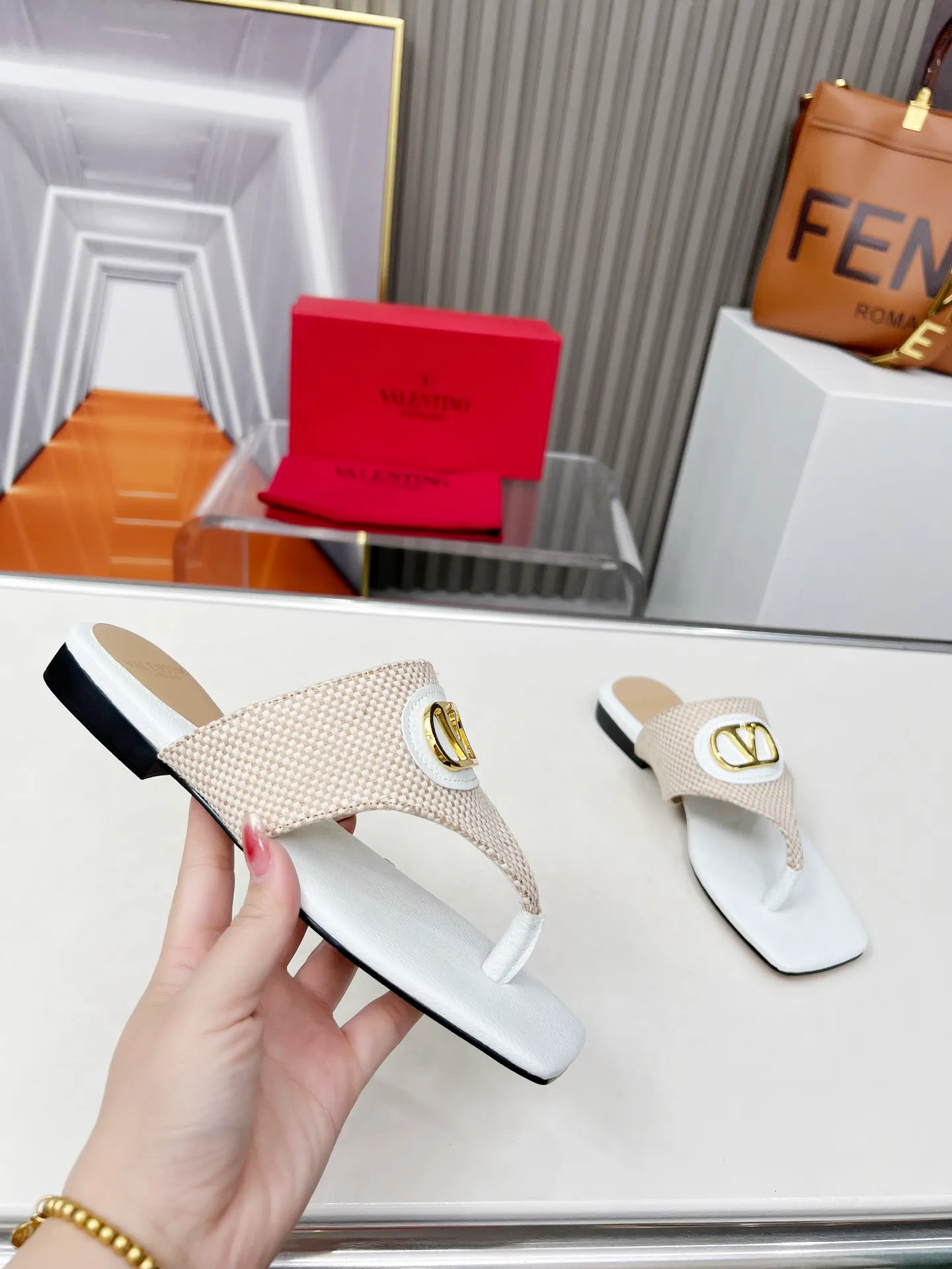 👟👟Ex-factory price 340👟👟 Genuine leather sole +30 Valentino, 25 new spring and summer Valentino color-blocked flat flip flops, sizes 35-43, leather sole +30